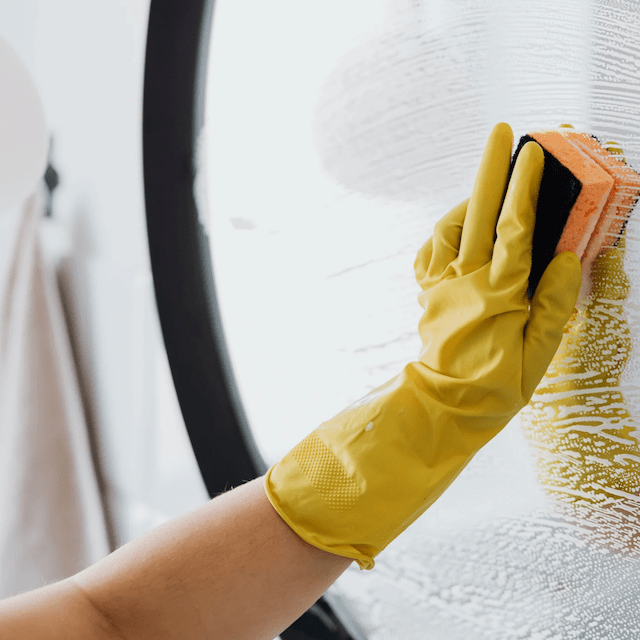 schoonmaken, spiegel schoonmaken, reinigen, sponsje, van blijderveen schoonmaak